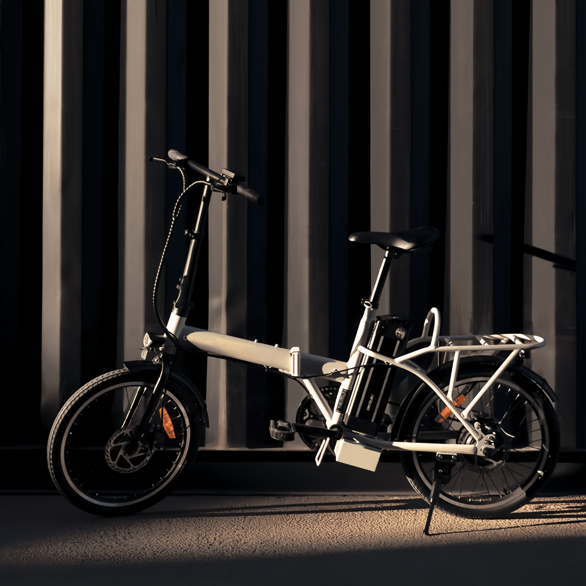 Bicicleta eléctrica Flexy La bicicleta eléctrica plegable es perfecta para desplazamientos urbanos y aventuras al aire libre. Con una autonomía de 35 km, puedes recorrer grandes distancias sin preocuparte por la batería. Sus ruedas de 20" ofrecen gra
