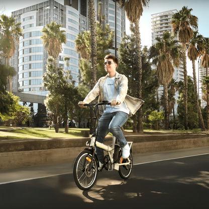 Bicicleta eléctrica Flexy La bicicleta eléctrica plegable es perfecta para desplazamientos urbanos y aventuras al aire libre. Con una autonomía de 35 km, puedes recorrer grandes distancias sin preocuparte por la batería. Sus ruedas de 20" ofrecen gra