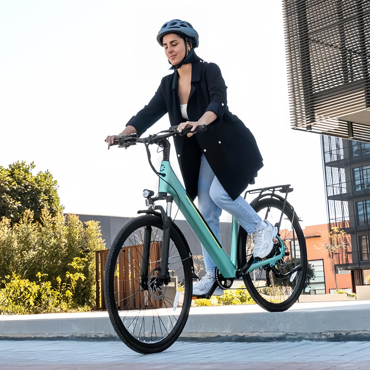 Urban E-Bike 28-Zoll-City-Elektrofahrrad mit 90 km Reichweite, Vorderradfederung, 7-Gang-Shimano-Schaltung und doppelten Scheibenbremsen.